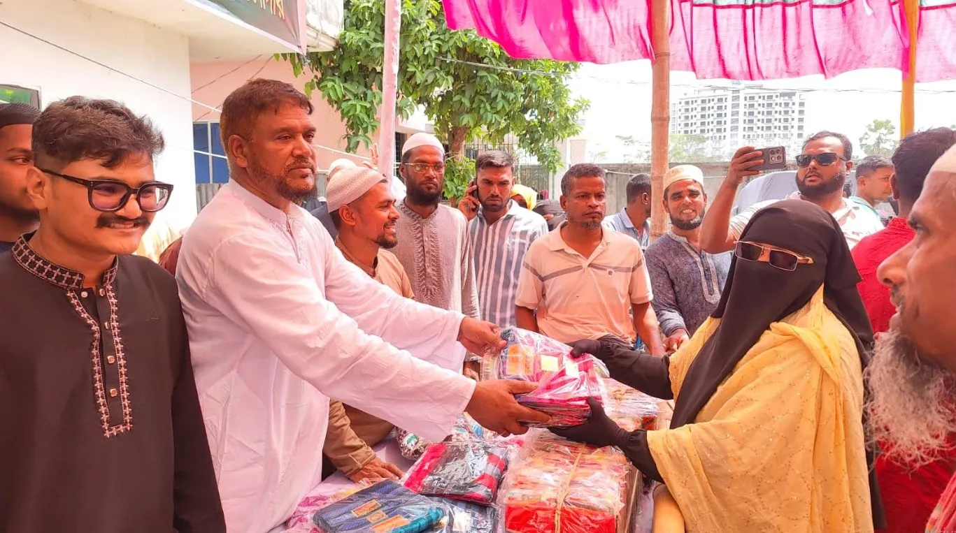 কুয়াকাটায় ৫ হাজার নারীর মাঝে শাড়ি বিতরণ করলেন সাবেক পৌর মেয়র 